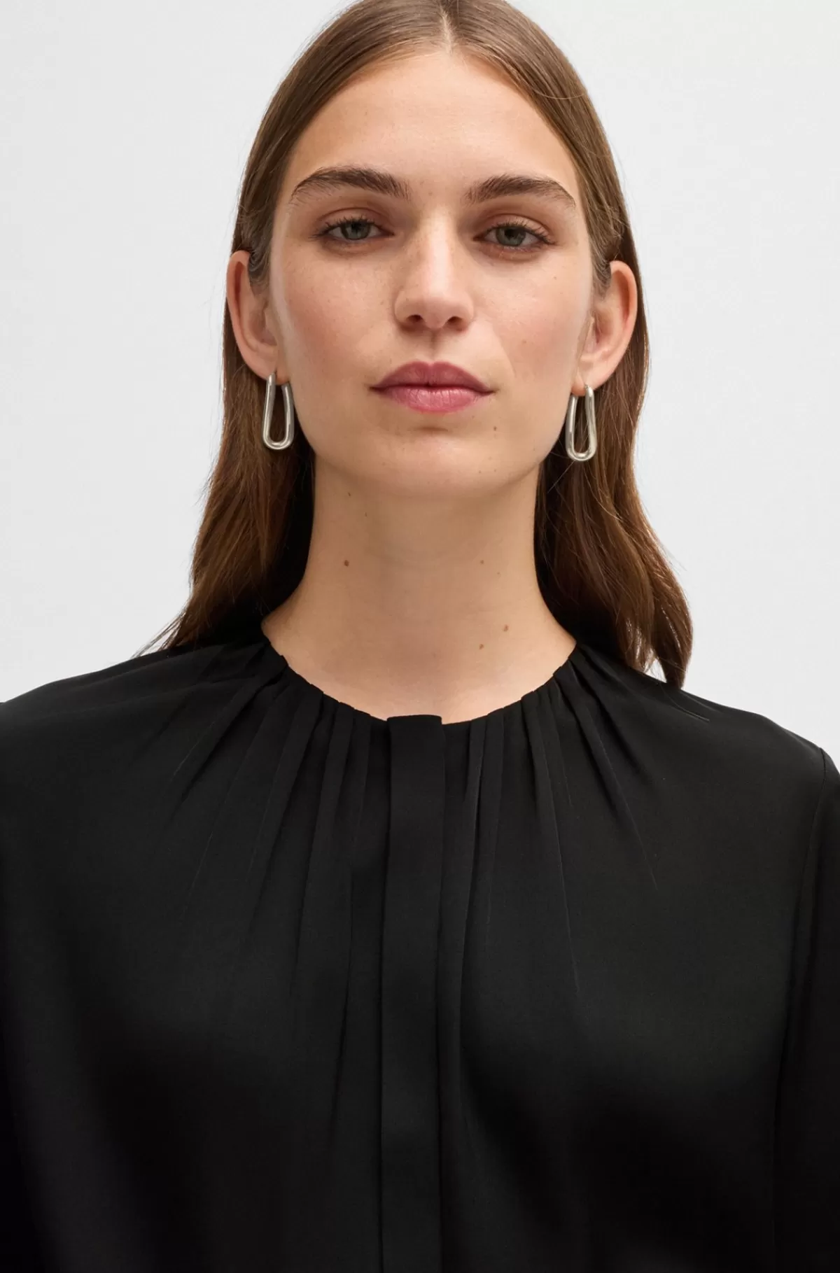 HUGO BOSS Dameskjorte Med Rynket Hals I Silke Crepe De Chine Med Stræk Sort Hot